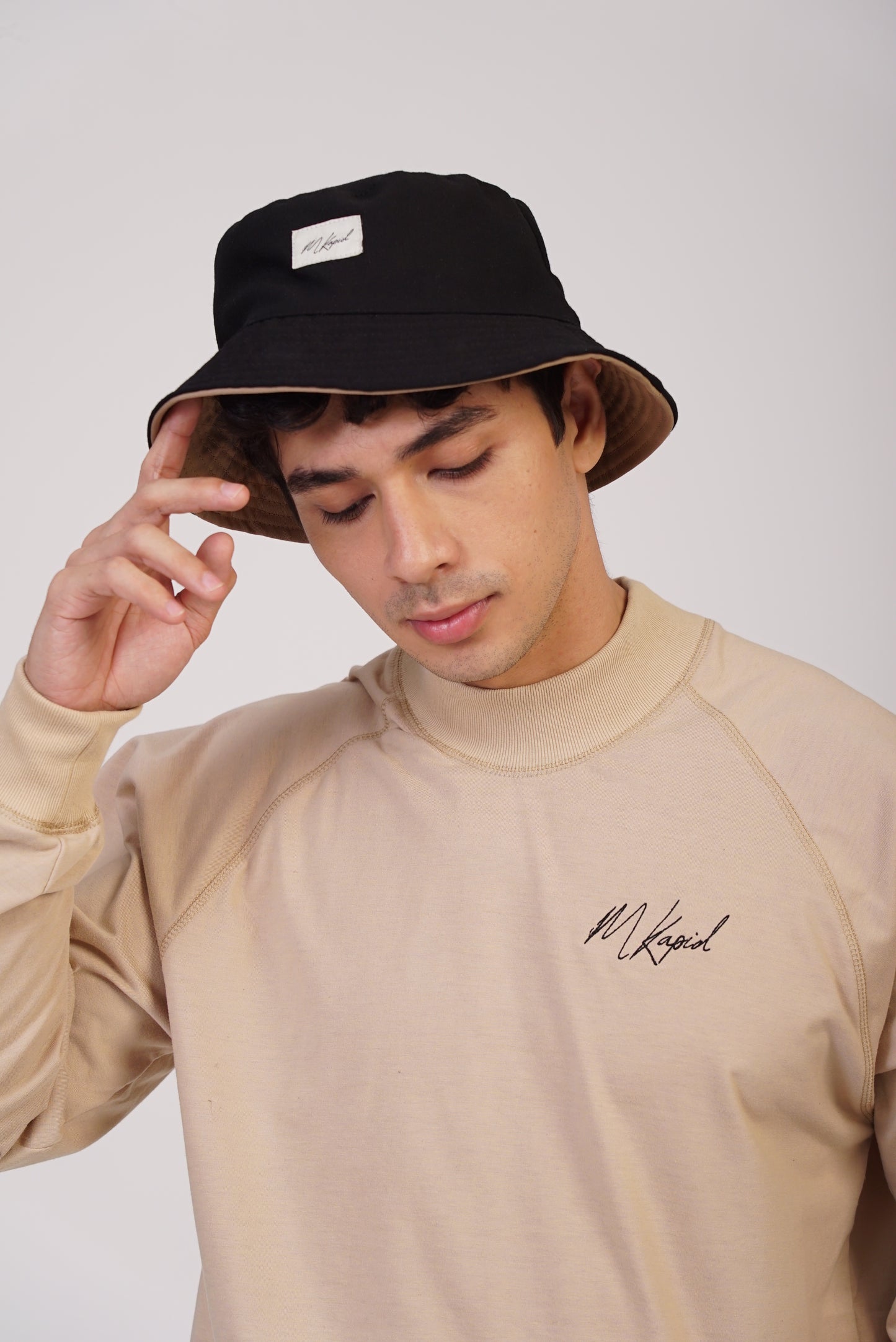 REVERSIBLE BUCKET HAT